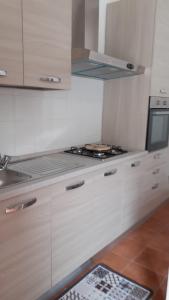 BuonvicinoDa Nonno Presta的厨房配有白色橱柜和炉灶烤箱。