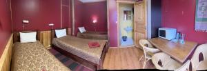 Repvåg莱普韦格酒店的客房设有两张床和一台墙上的电视