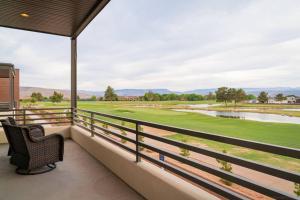 圣乔治Villa 22 a Fairway to Heaven, brand new listing! Stunning Views!的阳台享有高尔夫球场的景致。