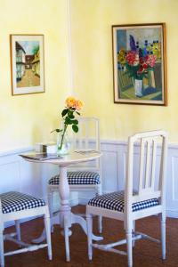 诺拉Nyhyttans Kurort的一张桌子,两把椅子和花瓶
