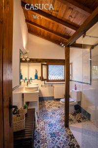 夸科斯德尤斯特Casa rural Paraje de Yuste的一间带卫生间、水槽和镜子的浴室
