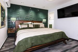 弗拉格斯塔夫303 BnB Inn Flagstaff的一间卧室设有一张带绿色墙壁的大床