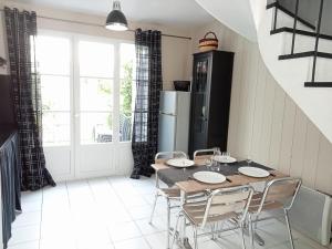 圣马丹德雷Appartement Saint-Martin-de-Ré, 3 pièces, 4 personnes - FR-1-544-20的一间带桌椅的用餐室