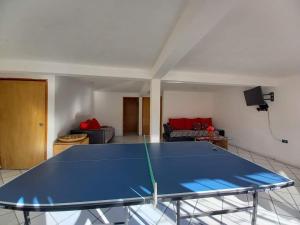Hostal Pata de Perro内部或周边的乒乓球设施