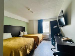 布罗克维尔布罗克维尔旅行旅舍的酒店客房设有两张床和电视。