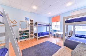 里加中心旅舍的宿舍间设有双层床和沙发。