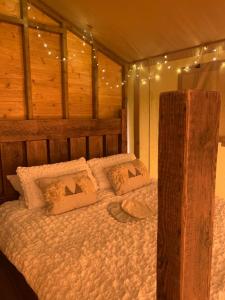 哈罗盖特Little North Field的一间卧室配有一张灯光床