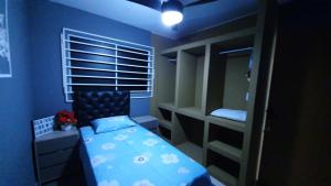 马塞约Bedroom Airport的一间带双层床的卧室和一间蓝色的房间