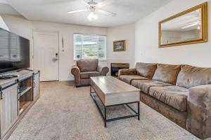 加登城Lakeview Condo 941-1的带沙发和平面电视的客厅