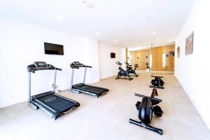 萨科马Ibersol Siurell的健身房设有跑步机,健身房提供健身自行车