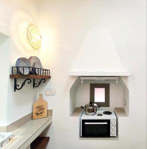 拉卡Studio Maya的厨房配有炉灶和白色烟 ⁇ 