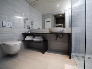 奥尔什丁避风港酒店与spa的一间带水槽和卫生间的浴室