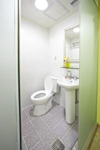 明洞彩虹酒店的一间浴室