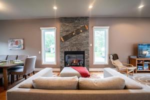 Aspen Lodge by Revelstoke Vacations的休息区