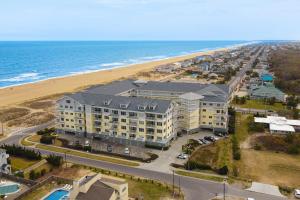 弗吉尼亚海滩The Sandbridge Dunes - Room With A View 315的享有酒店和海滩的空中景致