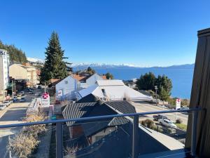 圣卡洛斯-德巴里洛切Acqua Apartments Bariloche的享有城镇和水景的阳台