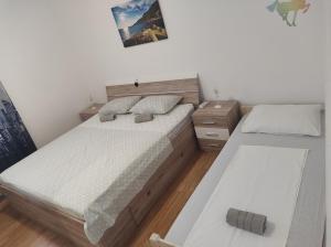 圣内德尔贾Apartmani Marija的一间卧室设有两张床和床头柜