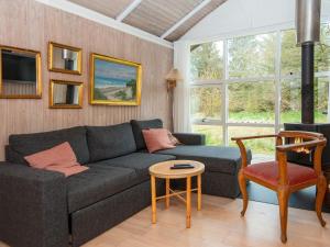 灵克宾6 person holiday home in Ringk bing的客厅配有沙发和椅子
