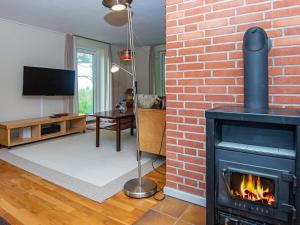格莱斯堡6 person holiday home in Glesborg的一间设有砖墙和壁炉的客厅