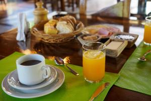 萨尔多斯德莫克纳Reserva La Mision Mocona - Solo Adultos的桌子上放着一杯咖啡和一杯橙汁