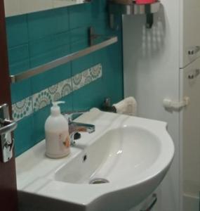 鲍洛通凯赖斯图尔MÁRIA apartman的白色浴室水槽和肥皂瓶
