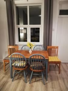 贝尔马利特Glenhill - Newly renovated in a unique location的餐桌和椅子,带窗户