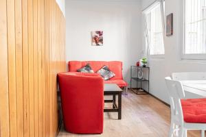 维也纳Timeless Red 1BR Apartment - Great for Longstays的客厅配有红色椅子和桌子