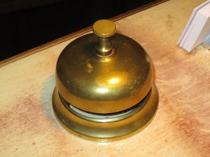 法尔雪平圣奥拉夫酒店的木桌顶部的金属钟