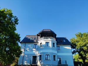 雷夫菲勒普Villa Philip Noir的蓝色房子的顶部设有阳台