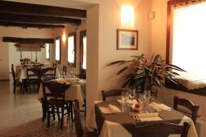 卡内瓦阿尔皮索勒农家乐的餐厅内带桌椅的用餐室