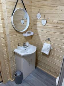 多尼戈尔Hilltop Hideaway的一间带水槽和镜子的浴室