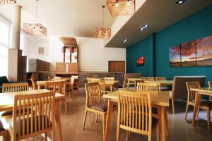 马拉圭Hotel Terra Patagonia的用餐室配有木桌和椅子