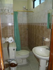 圣克里斯托瓦尔Casa Itabaca I的一间带卫生间和水槽的浴室
