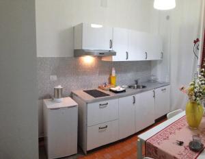 帕奥拉B&B Stefyld的小厨房配有白色橱柜和水槽
