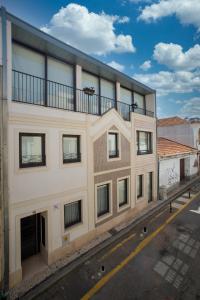 阿威罗Ria Sal apartments的一座白色的建筑,上面设有一个阳台