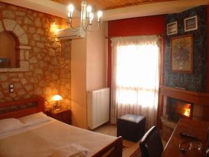 阿拉霍瓦阿里阿德涅宾馆的一间卧室设有一张床和一个带壁炉的窗户。