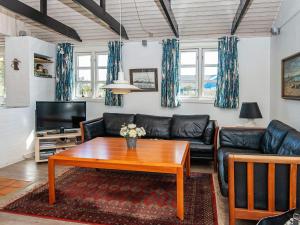 Nørre Lyngvig6 person holiday home in Hvide Sande的带沙发和咖啡桌的客厅