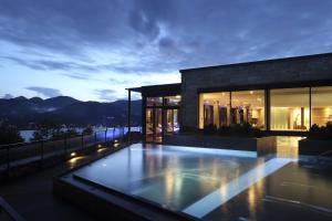 泰根塞达斯泰根塞酒店的一座晚上设有游泳池的房子