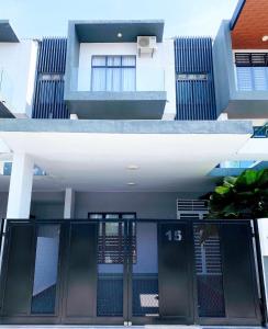 马六甲Fifteen Famiglia Malacca - Homestay的前门打开,享有大楼的2个景致
