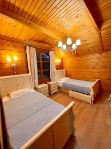 TamgaFamily club Royal-apricot的小木屋内一间卧室,配有两张床