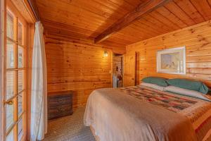 佩森Forest Cabin 2 Birds Nest的小木屋内一间卧室,配有一张床