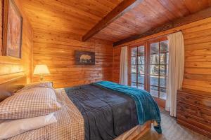 佩森Forest Cabin 3 Bear's Den的小木屋内一间卧室,配有一张床