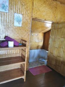 班邦宝Coco Sunset Beach的一间带双层床和卫生间的浴室