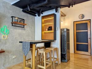 CaintaCozy 1BR Loft for Visiting Families in Cainta Wifi的一间厨房,内设一个柜台和凳子