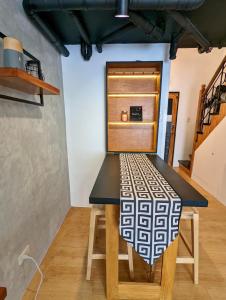 CaintaCozy 1BR Loft for Visiting Families in Cainta Wifi的一张桌子和一张长凳