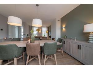 科莱恩斯普拉特luxury 8 person Wellness villa with sauna的用餐室配有大型木桌和椅子
