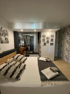 圣吉尔莱班Centre & plage - T2 cosy avec terrasse & jardin的一张白色的大床,带两条毛巾