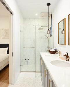 花莲市斯堪维亚旅宿的带淋浴和盥洗盆的白色浴室