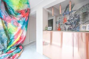 大阪d3 HOTEL gallery2的客厅墙上装饰着色彩缤纷的壁画