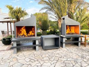 加拉托内Ferrocino Resort的庭院内带两个壁炉的火坑